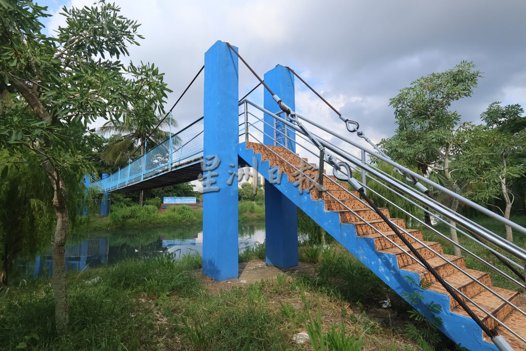 东：雅凌河畔公园吊桥多处损坏，暗藏危机。