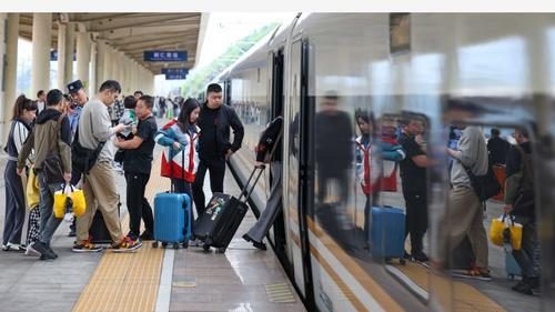 中国4条热门高铁6月齐涨 涨幅近20%