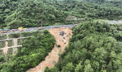 中国梅州高速公路塌陷36死　 司机夫妇拦路救了100多人