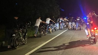 交警展“公路流氓”行动  扣摩托骑士 包括中学生