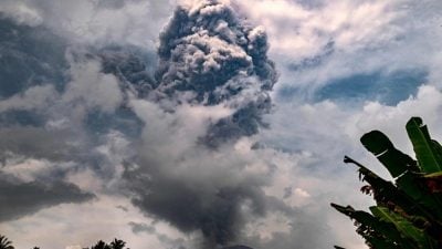 伊布火山再喷发 　火山灰柱冲天6公里