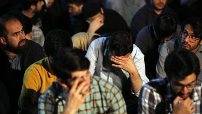 伊朗有民眾跪地祈求萊希平安　網傳有民眾放煙花
