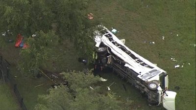 佛州农场工人巴士与皮卡车相撞酿8死45伤  皮卡车司机涉酒驾被捕