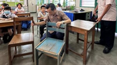 80年代用到现在 亚沙新村马华小学桌椅太旧了 谢琪清：是时候换了！