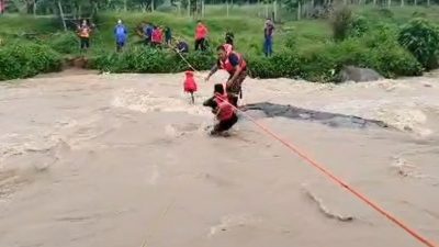 下河捡手机 6青少年被困湍急河流 消拯局花两小时救出