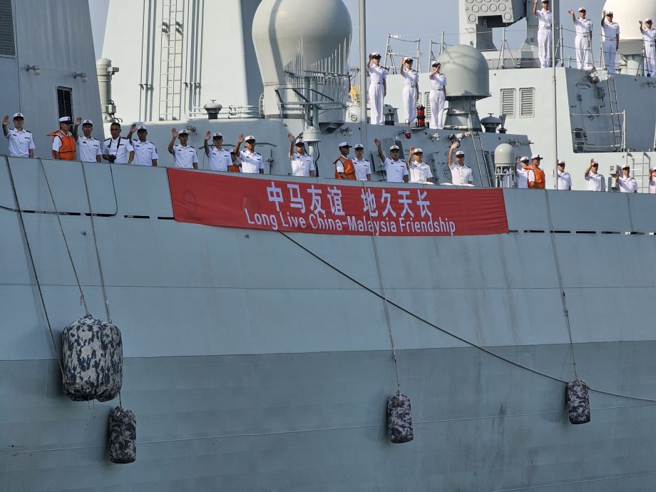 全国：中国海军第45批护航编队今日抵达巴生邮轮码头，欧阳玉靖亲自迎接