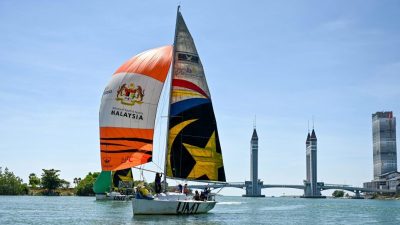 世界大学体育会锦标赛  登大帆船队出征创历史