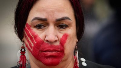 加拿大“红裙日”纪念失踪遇害原住民女