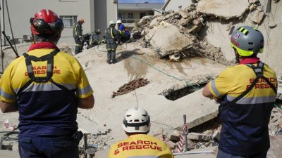 南非建筑倒塌遭埋五天  男子奇迹获救