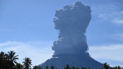 印尼伊布火山再爆发 火山灰超过5公里高