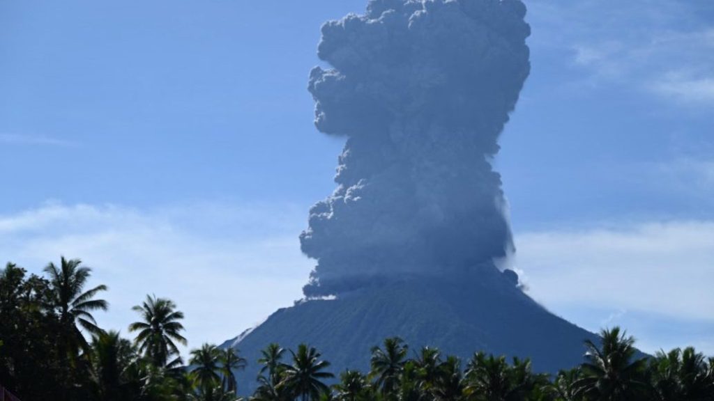 印尼莱沃托洛克岛火山喷发   迫使飞翼航空班机取消降落