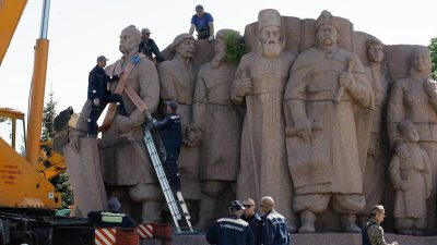 厉行去俄化 基辅拆除“乌俄友谊”纪念碑