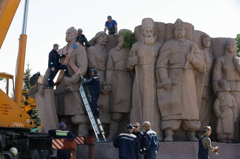 厉行去俄化 基辅拆除“乌俄友谊”纪念碑