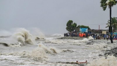 颱風襲擊孟加拉 近百萬人逃離內陸避難