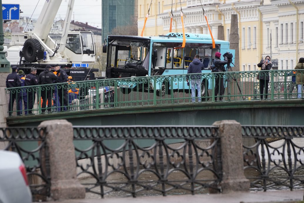 圣彼得堡公共巴士坠河7人死亡