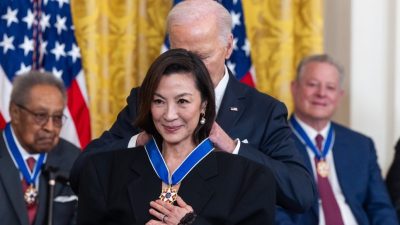 杨紫琼获颁“总统自由勋章” 拜登竟叫错名字