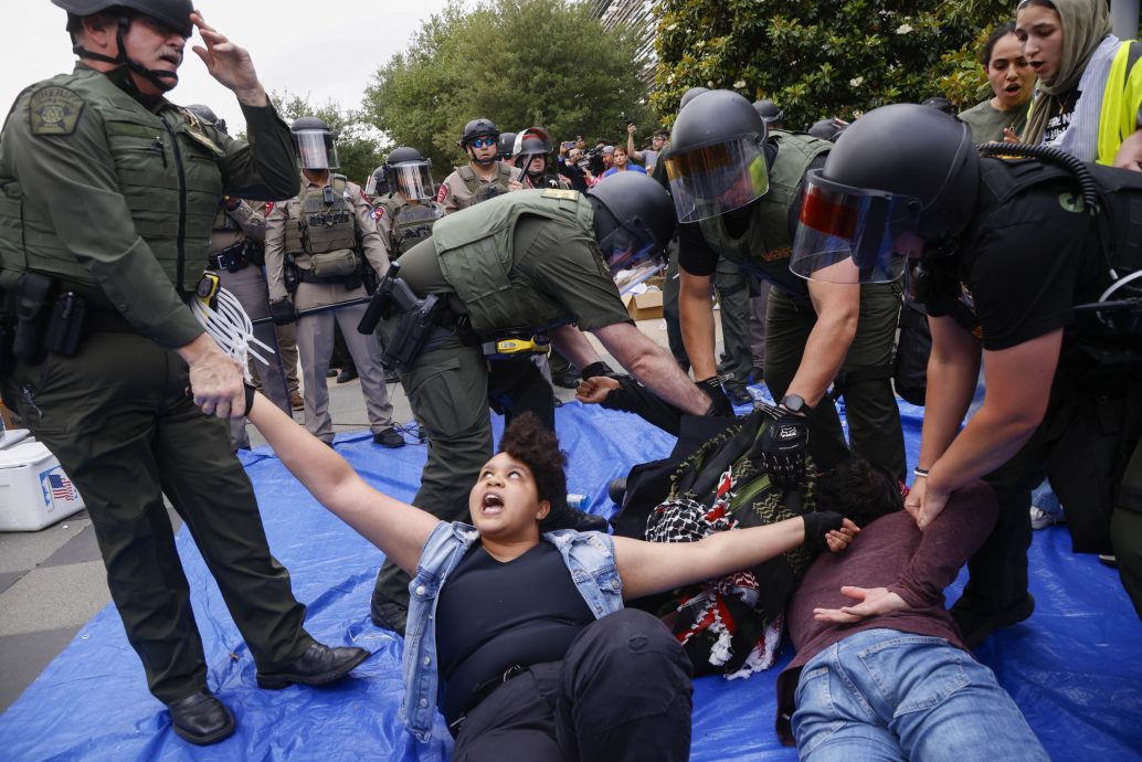 天下事)美大学反战示威升温  两阵营发生肢体冲突 警射橡胶子弹 