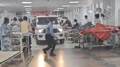 寶萊塢式逮捕！印度警方逮捕嫌犯   竟直接把警車開進醫院