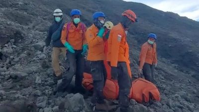 印尼火山爆发致山洪泥流 至少12死4失踪