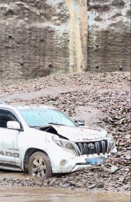 川藏线雅江段发生泥石流致多车被埋 未造成人员伤亡
