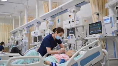 工作强度大待遇差 中国护士缺额400万人