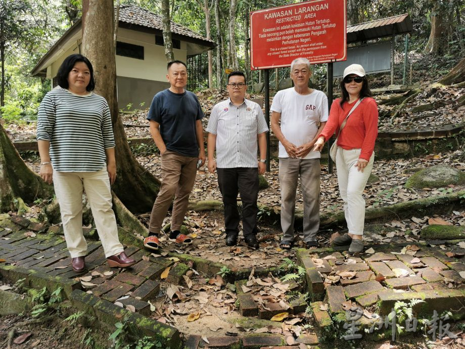 *已签发*柔：民生特工队：峇龙华山庄休闲森林设施年久失修，登山客步步惊心