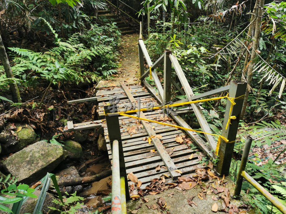 *已签发*柔：民生特工队：峇龙华山庄休闲森林设施年久失修，登山客步步惊心