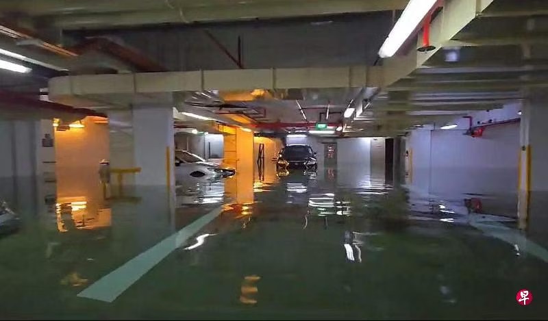*已签发*柔：狮城二三事：狮城1公寓地下停车场淹水 水位至腰多辆豪华车遭殃