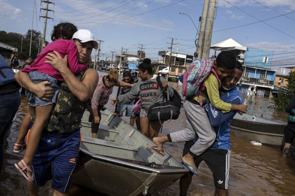 巴西洪涝至少78死 搜救人员地毯式搜救幸存者