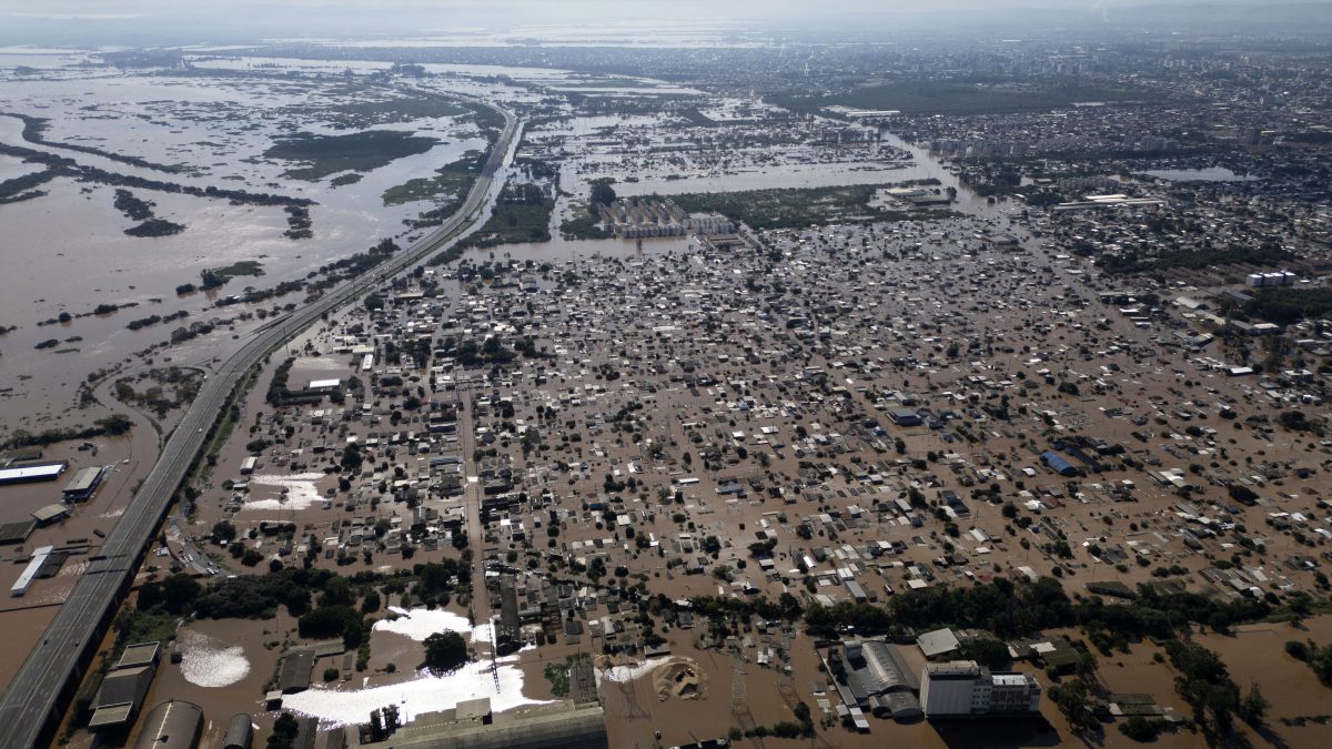 巴西洪涝至少78死 搜救人员地毯式搜救幸存者