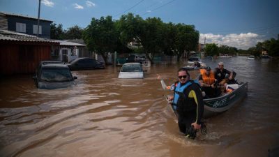 巴西洪灾 | 170万人受影响  “旱鸭子”也冒险救300人