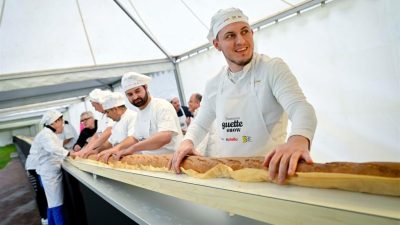 巴黎师傅烤出逾140公尺长法棍面包 刷新世界纪录