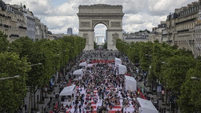 巴黎香榭丽舍大道铺上巨型野餐布 4000人享受日光浴和野餐