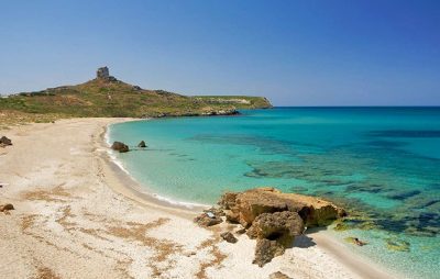 意大利海岛开放“裸体婚礼”　天体海滩成观光胜地