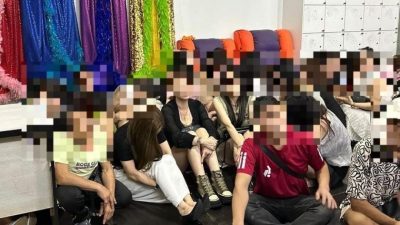扣41中国女子  移民局捣毁隆市“吊花场”