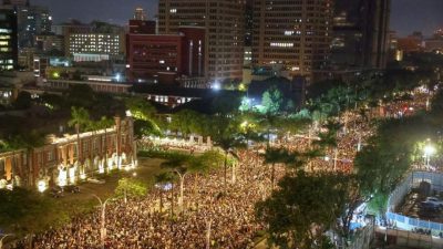 抗議人潮晚間激增 10萬人“反黑箱、要民主”