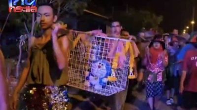 泰国祈雨仪式 民众抬“哆啦A梦”游街