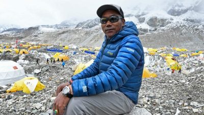 尼泊尔雪巴人30次登顶珠峰  缔世界新猷
