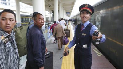 新疆美女走出牧区任列车员　成首位塔吉克族列车长