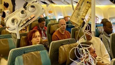 新航客機事故 | 乘客憶述 有乘客未系安全帶 被拋飛撞到行李架