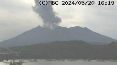 日本印尼火山齐喷发