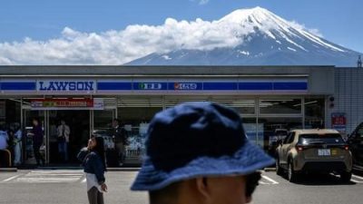 架黑布挡富士山没用？外国观光客涌入“新地点”：这里更好拍
