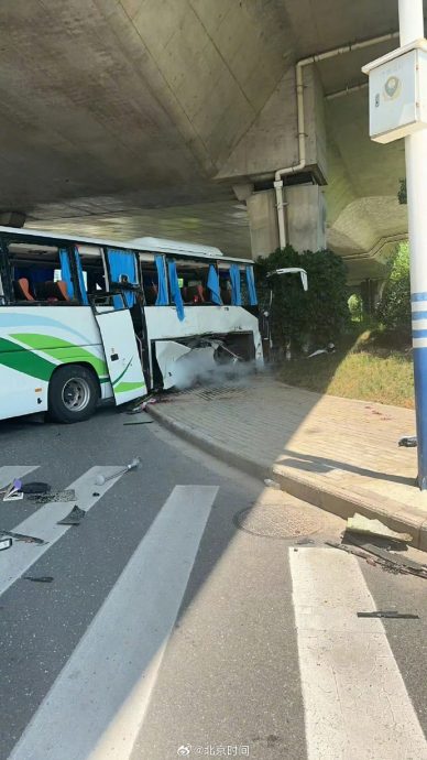 江苏南通载学生巴士与泥头车相撞　致少8人轻重伤