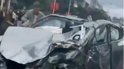 中国一辆特斯拉空中翻滚10多次连撞数车  9车受损4人伤