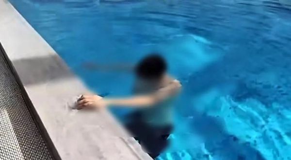 河南游泳教练憋气训练溺毙 现场人员只顾拍片无人施救