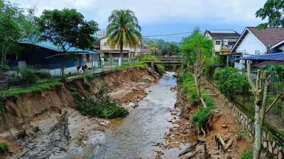 河水冲击日蒙河堤坍塌 殃及道路居民吁抢修