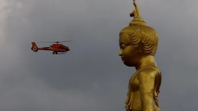 泰寺廟佛誕節豪灑現金 僧侶乘直升機開光聖物