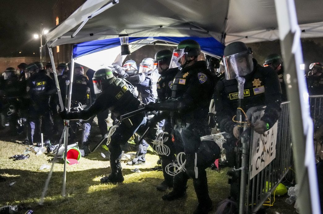 洛城警方强制清场 UCLA挺巴示威暂落幕