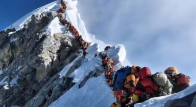 世界最高峰珠峰攻頂5死3失蹤　登山客“塞爆山脊”危險畫面曝光