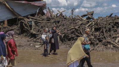 山洪爆发与火山泥流 西苏门答腊至少34死16失踪